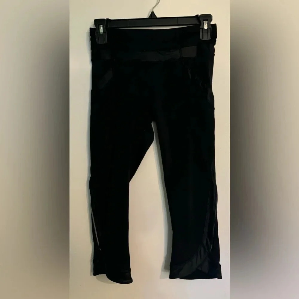 Lululemon Womens Sz 4 Run Chase Me II Crops Black Leggings Capri mesh accents
